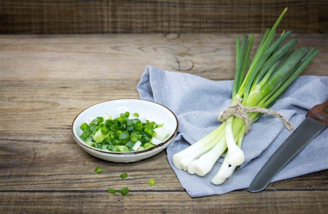 فوائد عظيمة وأسباب مفيدة لصحتك تجعلك تتناول البصل الأخضر فى الشتاء 1