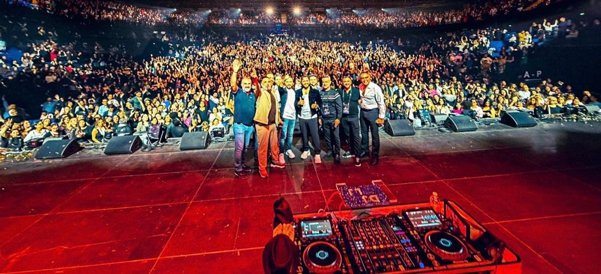 فريق عمل حفل تامر حسني في فرنسا 