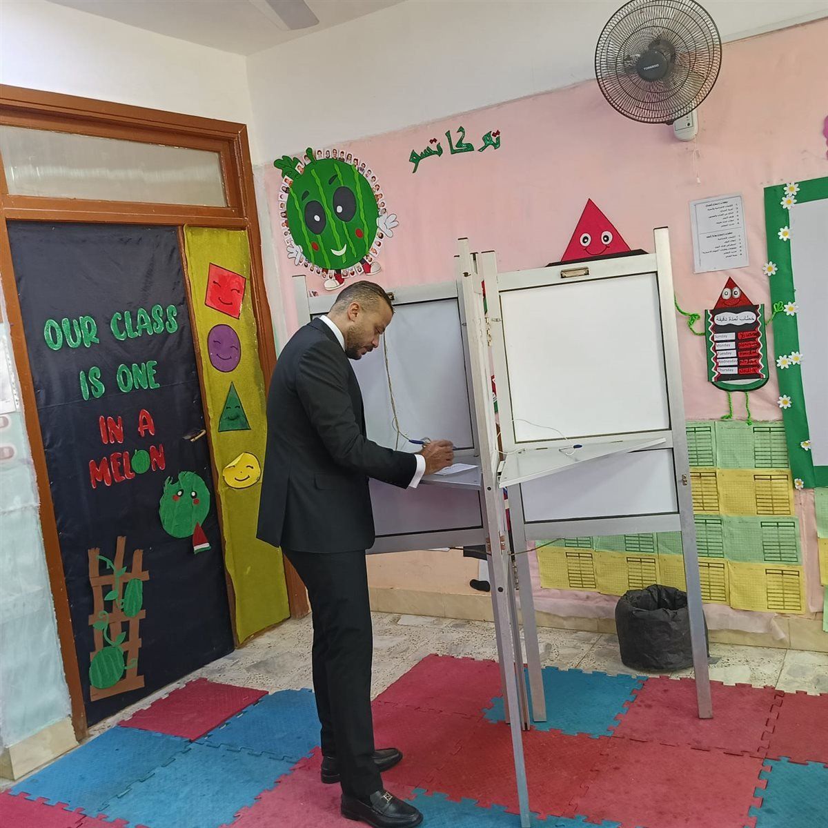 محمد الجارحي عضو مجلس إدارة النادي الاهلي يدلي بصوته في انتخابات النواب