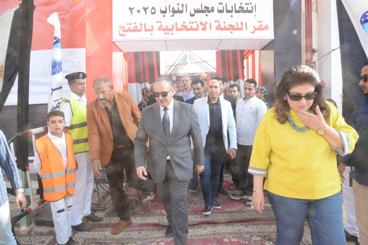محافظ أسيوط يطمئن على انتظام التصويت وإقبال المواطنين في انتخابات مجلس النواب