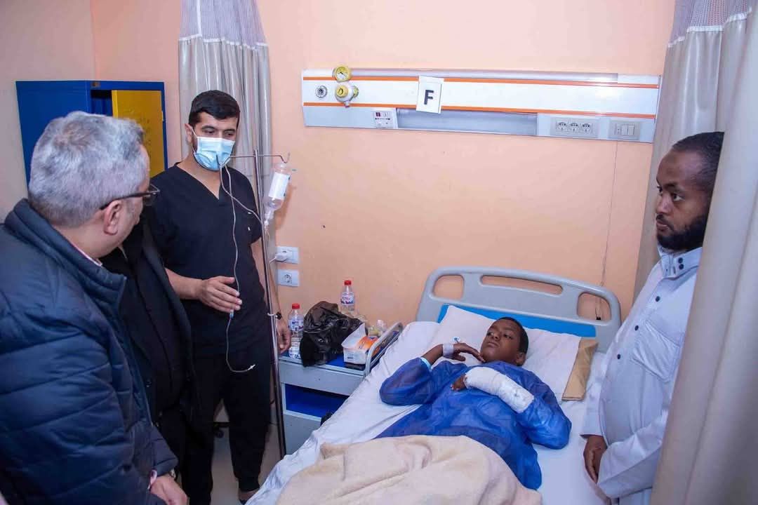 خالد اللبان يتفقد المصابين