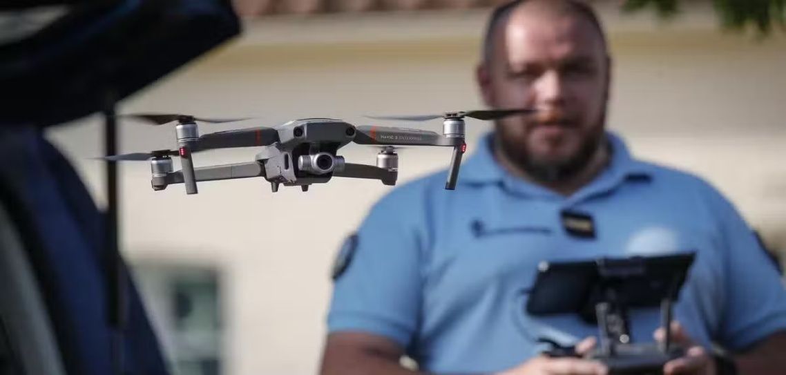 Une image contenant personne, homme, habits, plein air Le contenu généré par l’IA peut être incorrect.