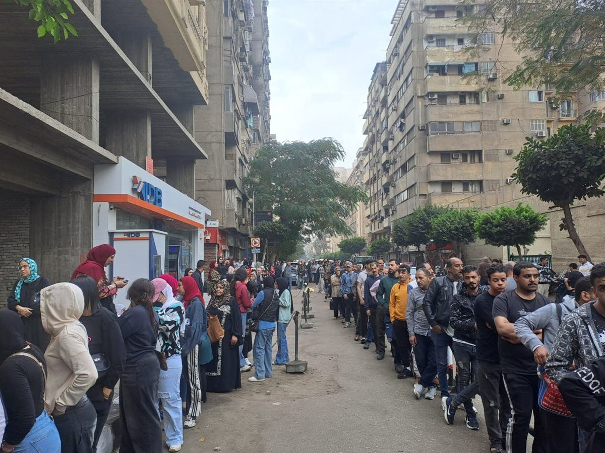 مئات الناخبين أمام لجنة عابدين استعدادا للمشاركة في انتخابات النواب