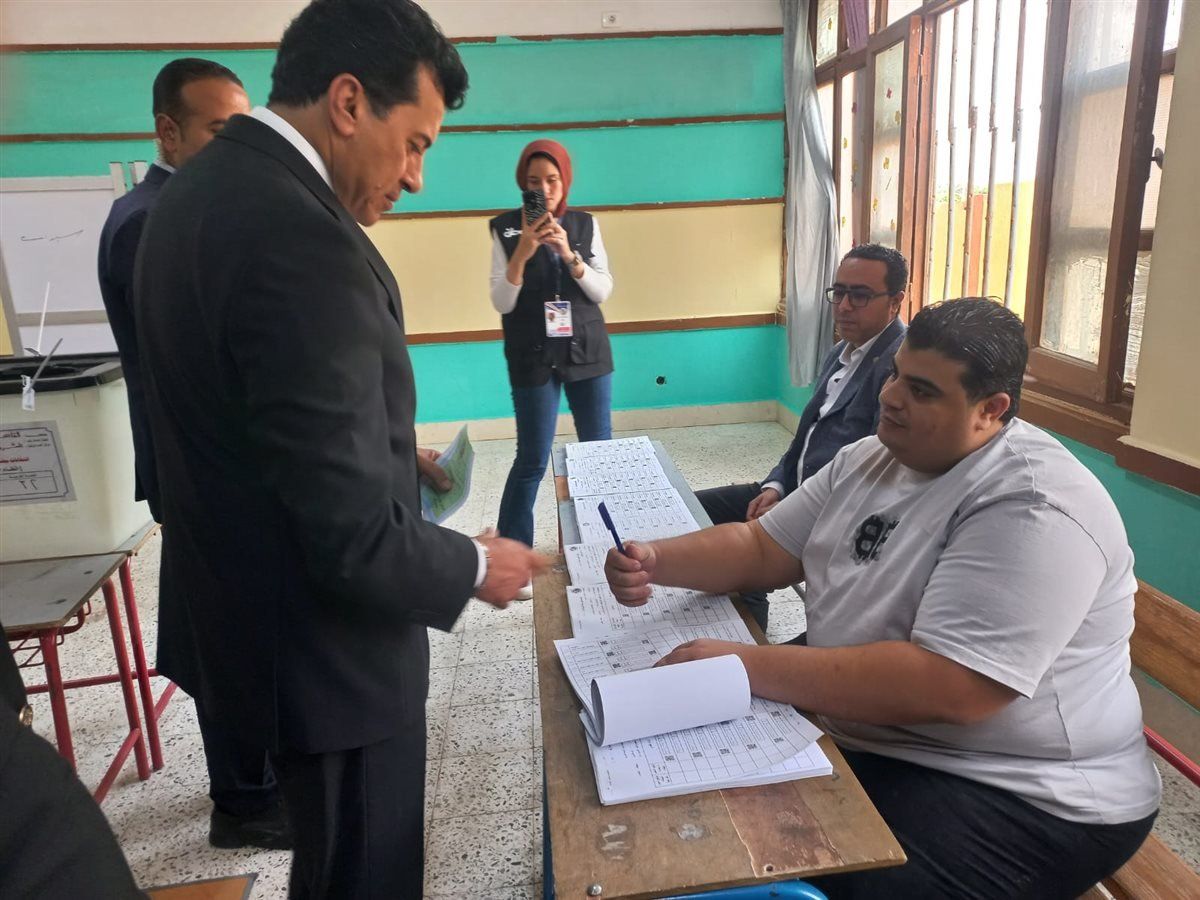 وزير الشباب يدلي بصوته في انتخابات محلس النواب بالشروق