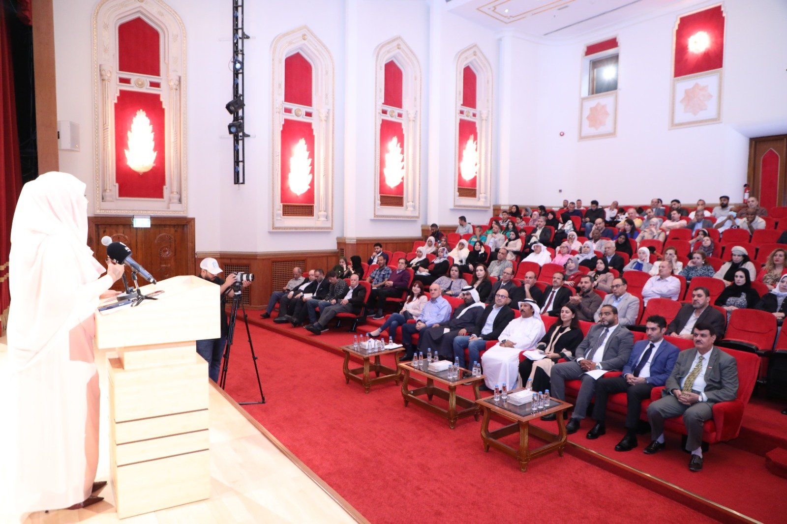 خلال الأمسية الشعرية