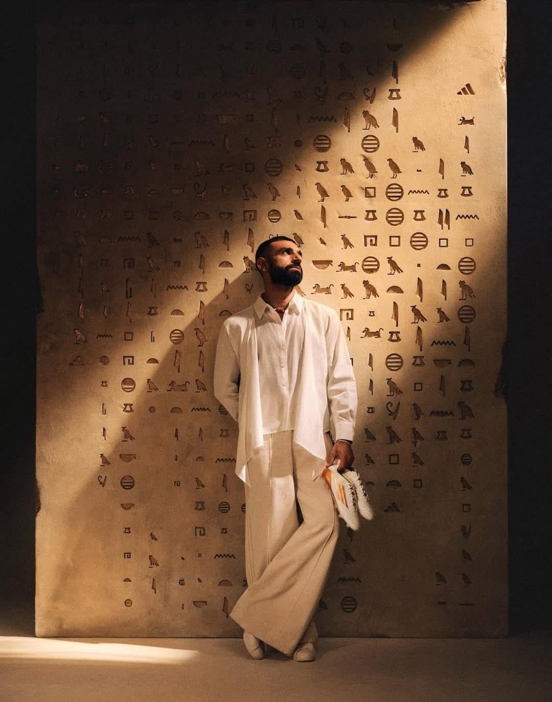 محمد صلاح يحمل حذاء أديداس محمد صلاح يحمل حذاء أديداس