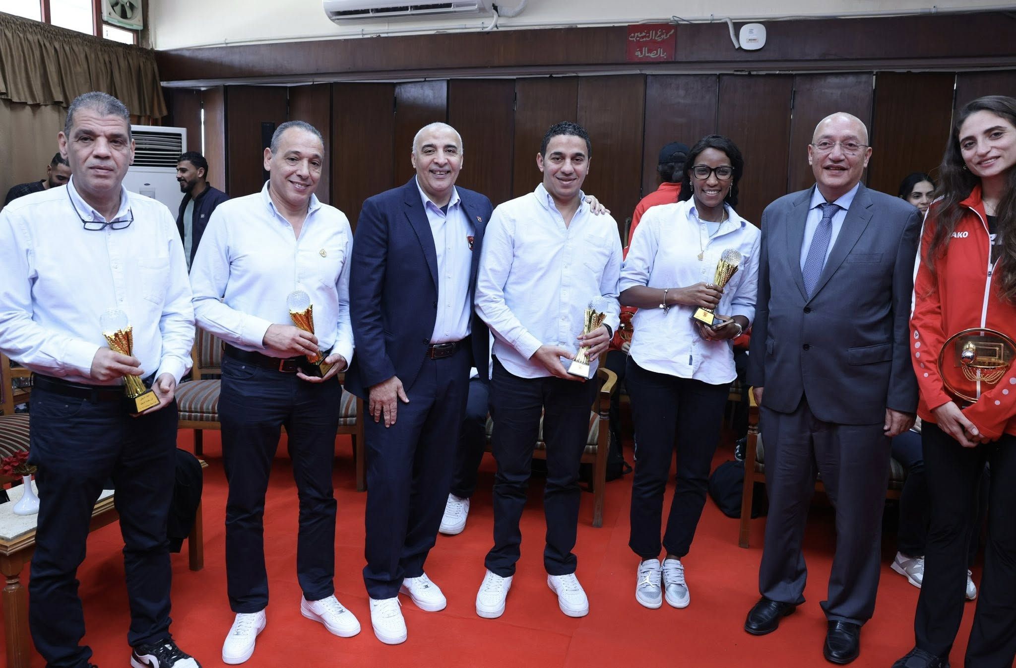 جانب من التكريم جانب من التكريم