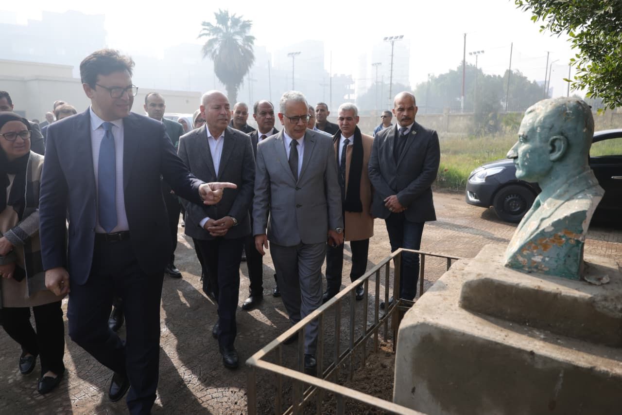 وزير الثقافة في جولته بمتحف الشمع