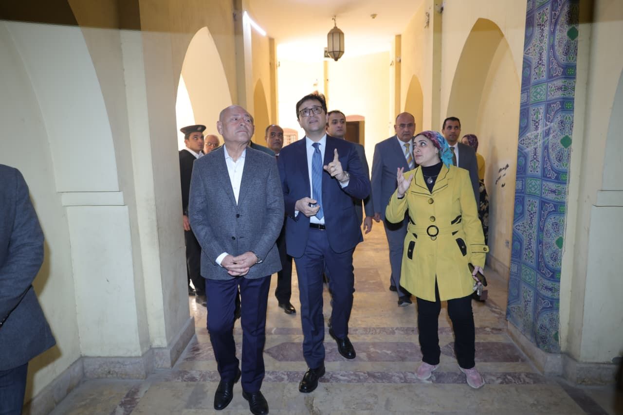 وزير الثقافة ومحافظ القاهرة في قصر ثقافة عين حلوان