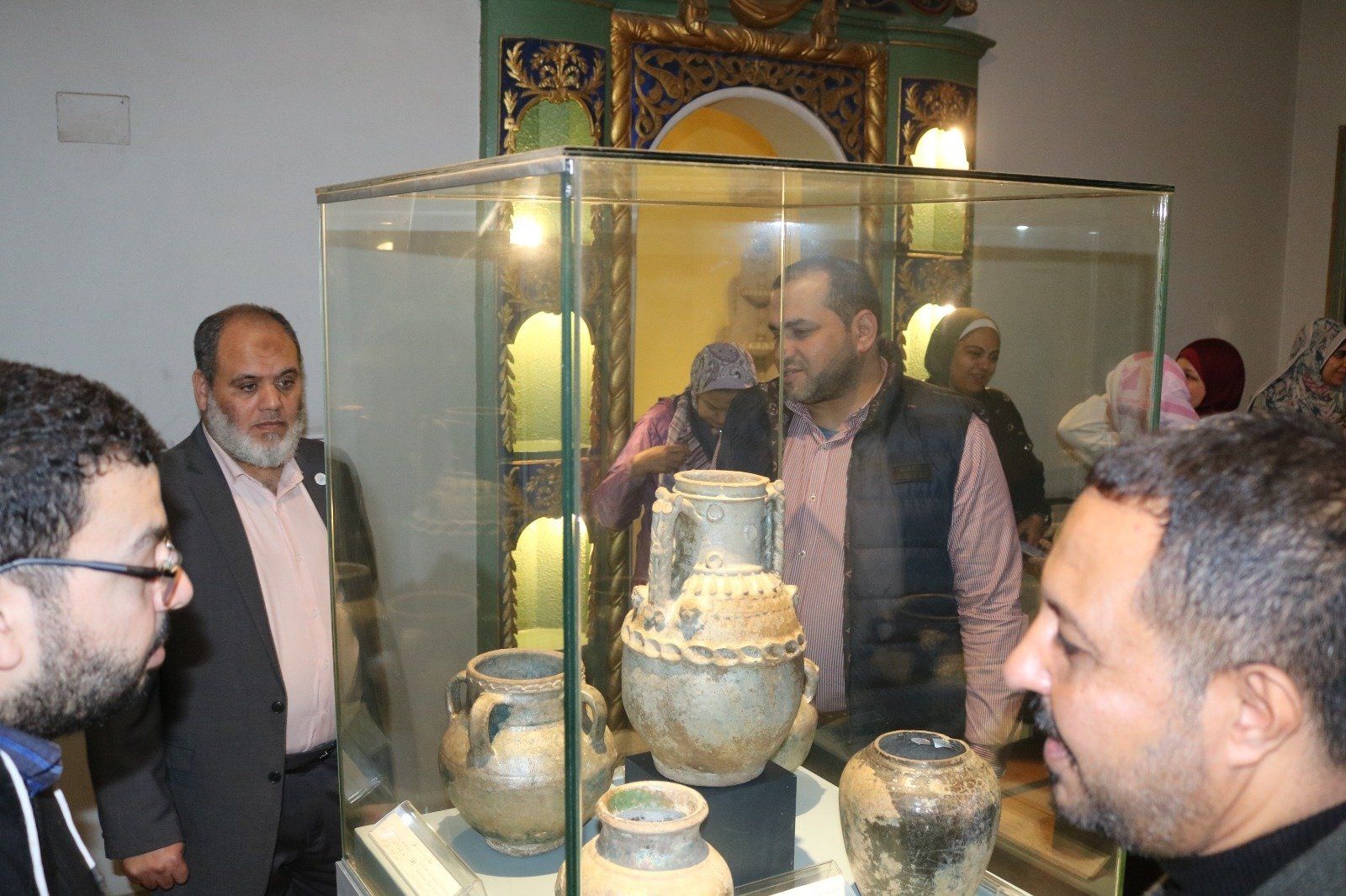 وفد مجمع البحوث الإسلامية في إحدى المتحاف