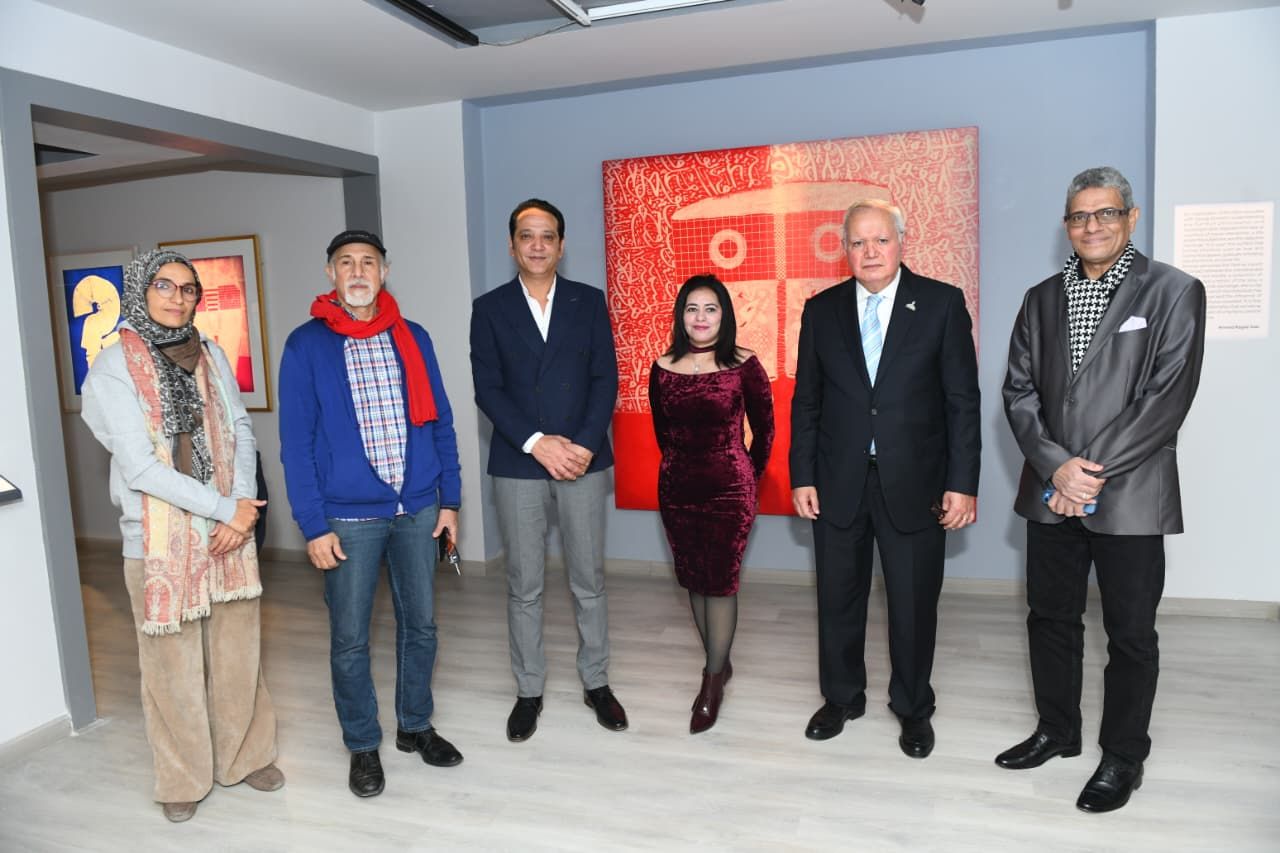 نقيب التشكيليين من افتتاح معرض الف وجه ووجه