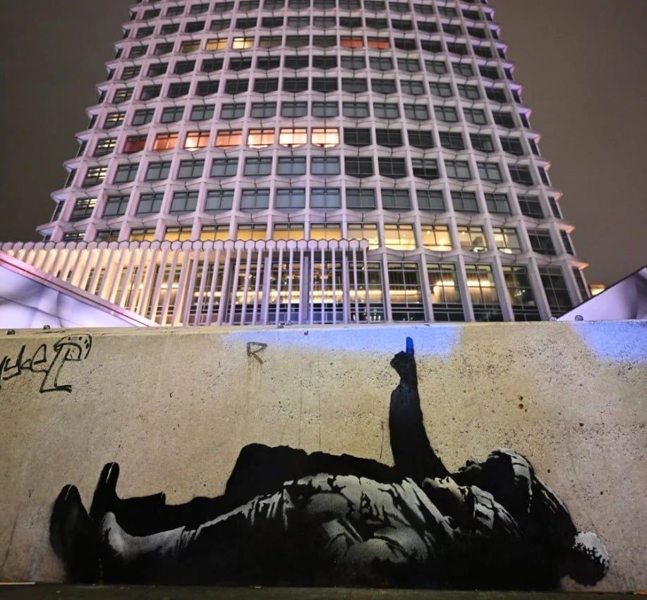 لوحة للفنان بانكسى فى لندن تحمل رسالة سياسية