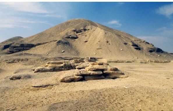 بقايا هرم أمنمحات الأول