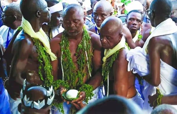 حمل الحجر المقدس