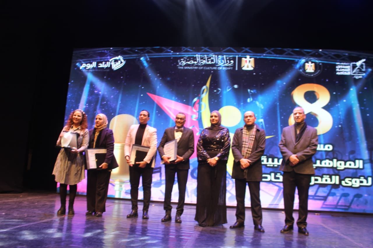 تسليم الجوائز تسليم الجوائز