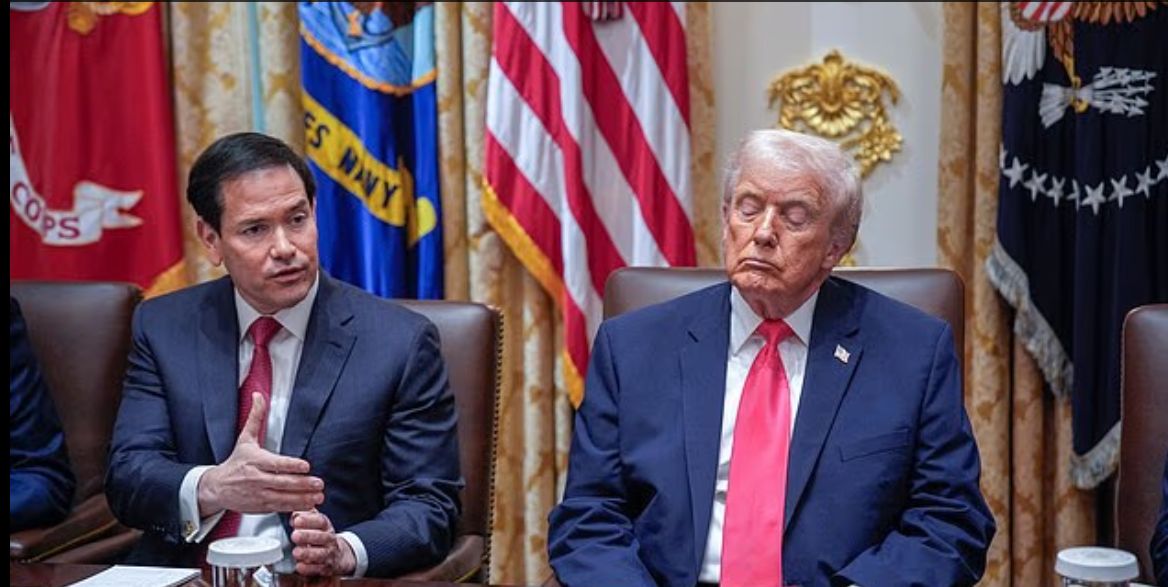 ترامب وهو يغمض عينيه بينما أثناء حديث وزير الخارجية ماركو روبيو