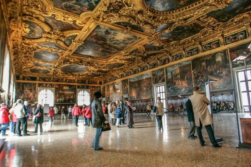 قاعة المجلس بقصر البندقية قاعة المجلس بقصر البندقية