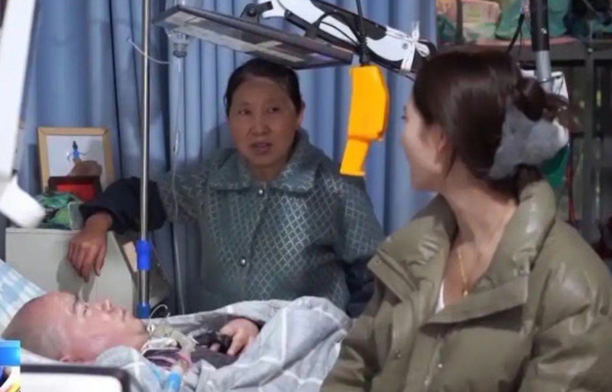 لي شيا مع والدته لي شيا مع والدته