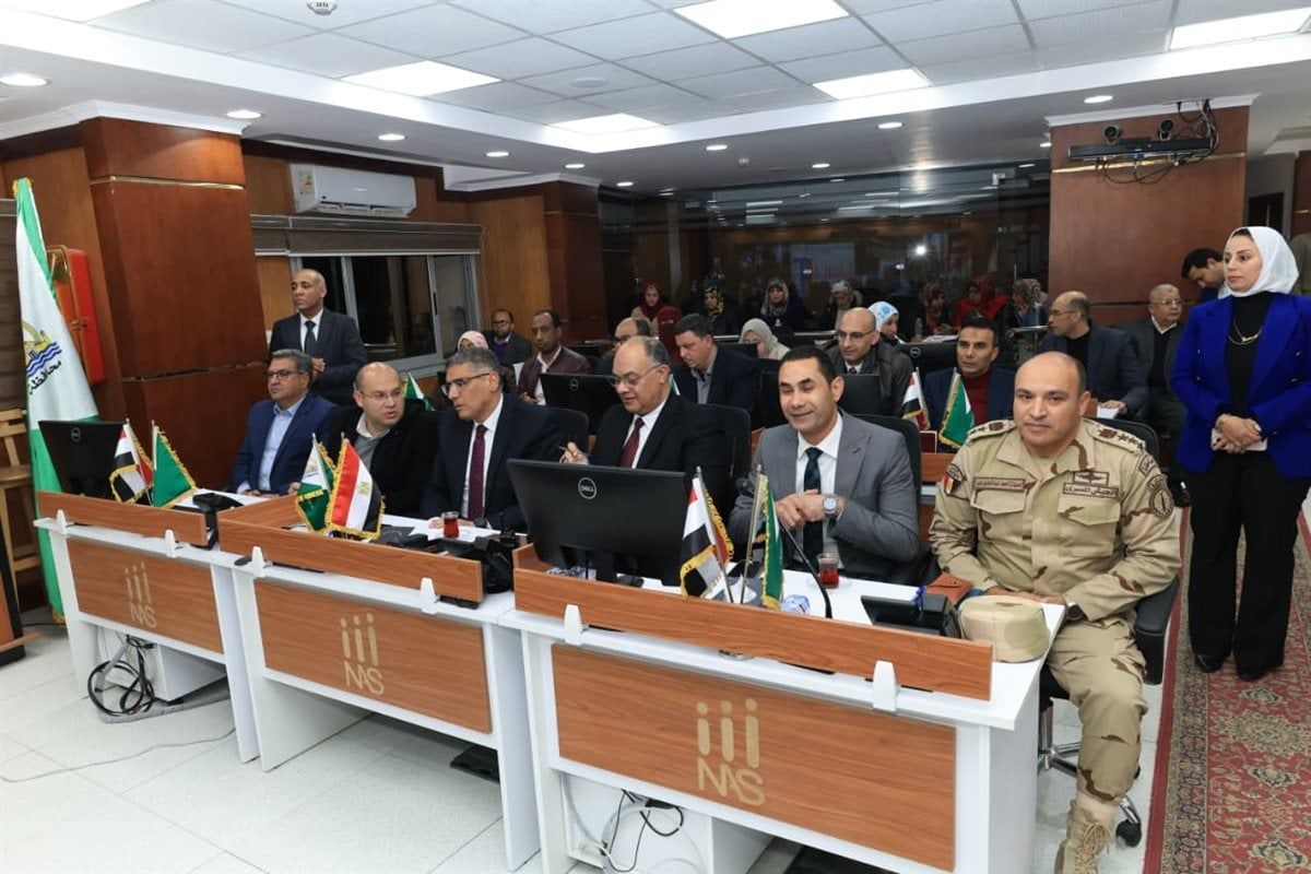 محافظ الجيزة يعلن غلق صناديق الاقتراع بلجان الإعادة الانتخابات من داخل مركز السيطرة للطوارئ