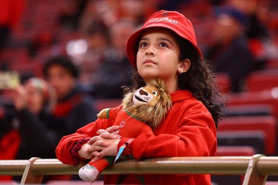 طفلة مغربية تساند المنتخب من ملعب المباارة