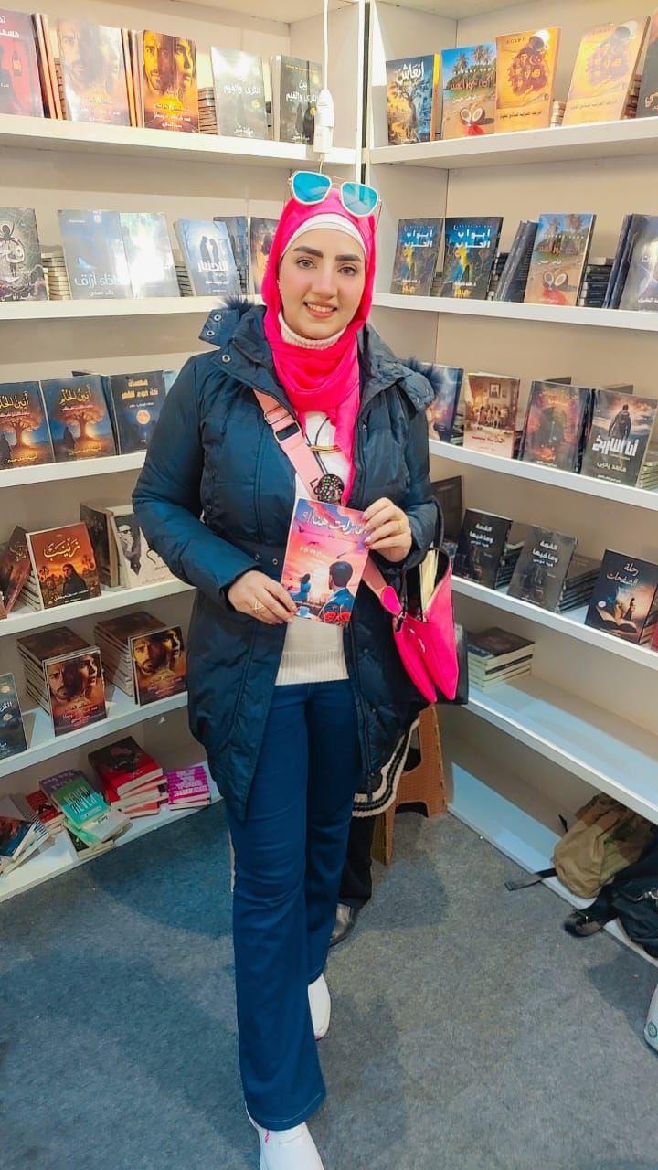 مروة كرم توقع كتابها أما زلت هنا بمعرض القاهرة الدولى للكتاب