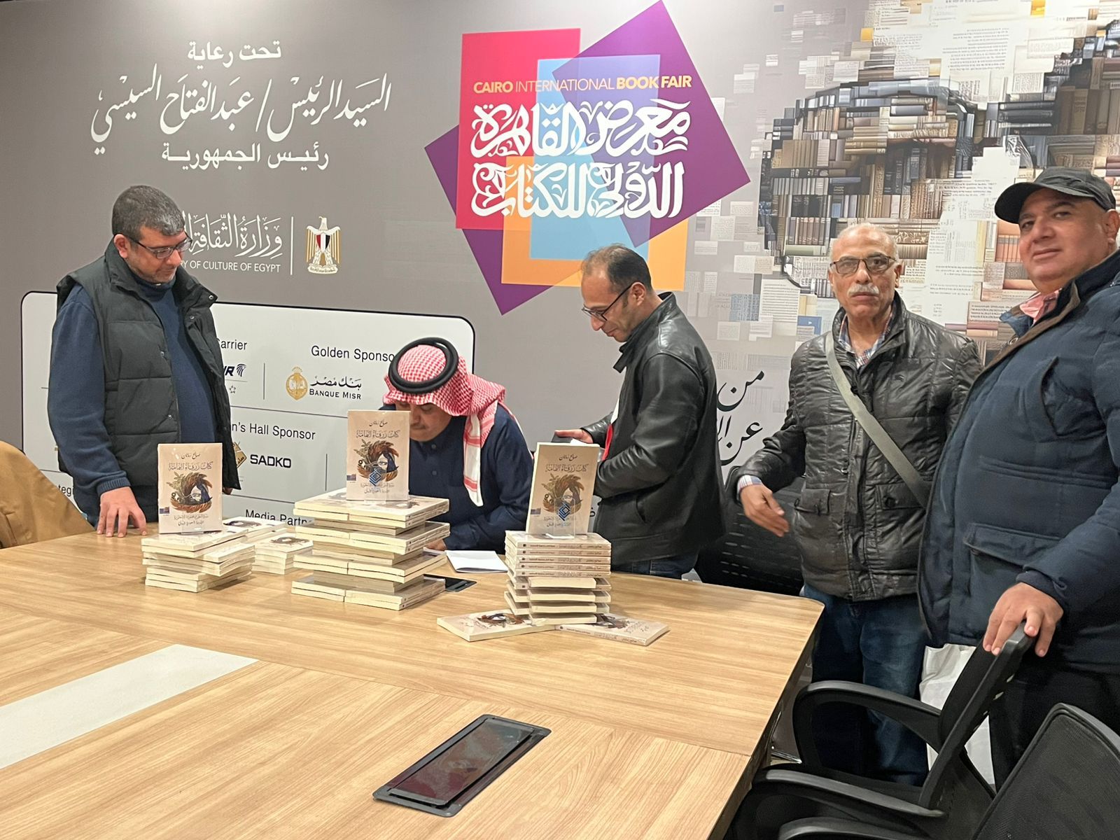 صالح زمانان أثناء توقيع كتابه