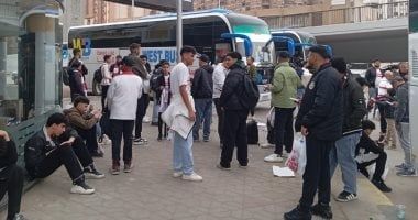 جماهير الزمالك تتوافد أمام النادى قبل السفر لحضور مباراة المصرى