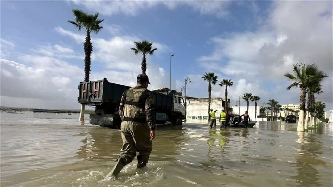 المغرب.. الجيش يتدخل لإنقاذ آلاف العالقين وسط فيضانات شمال غربي البلاد