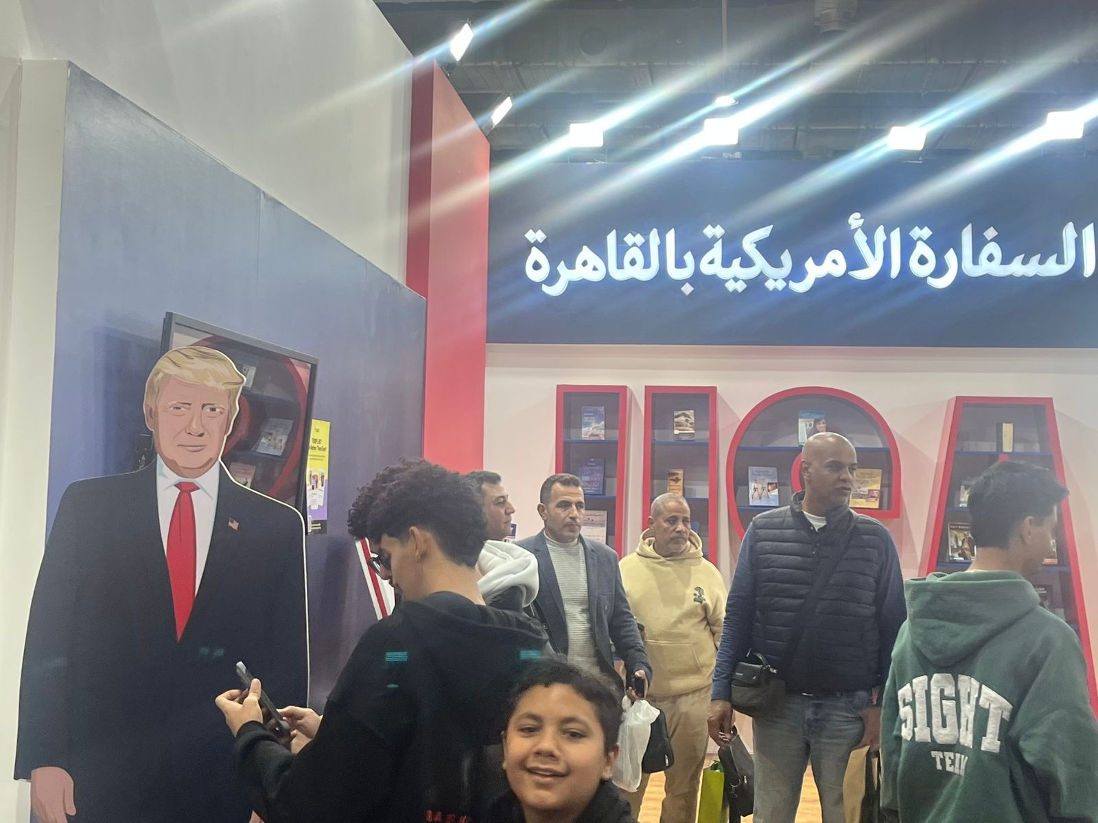 مجسم لـ دونالد ترامب يجذب أنظار زوار جناح السفارة الأمريكية بمعرض الكتاب