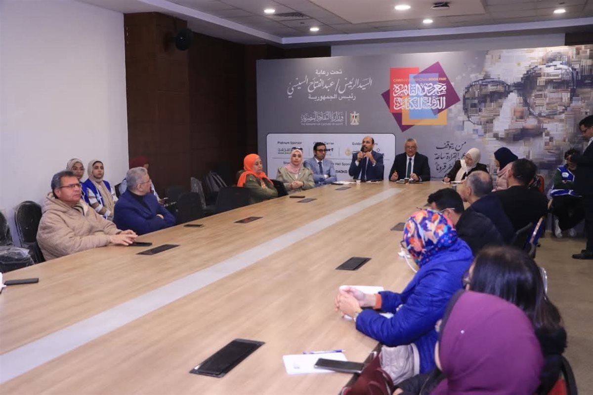 بدلة رعب.. ممثل شاب يروج لروايات سارة خميس بمعرض الكتاب