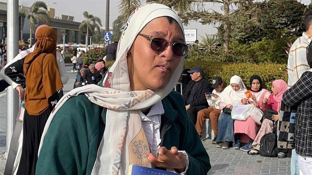 في جناح ذوي الإعاقة.. إسراء أحمد تلتقي قراء "روح حلوة" بمعرض الكتاب