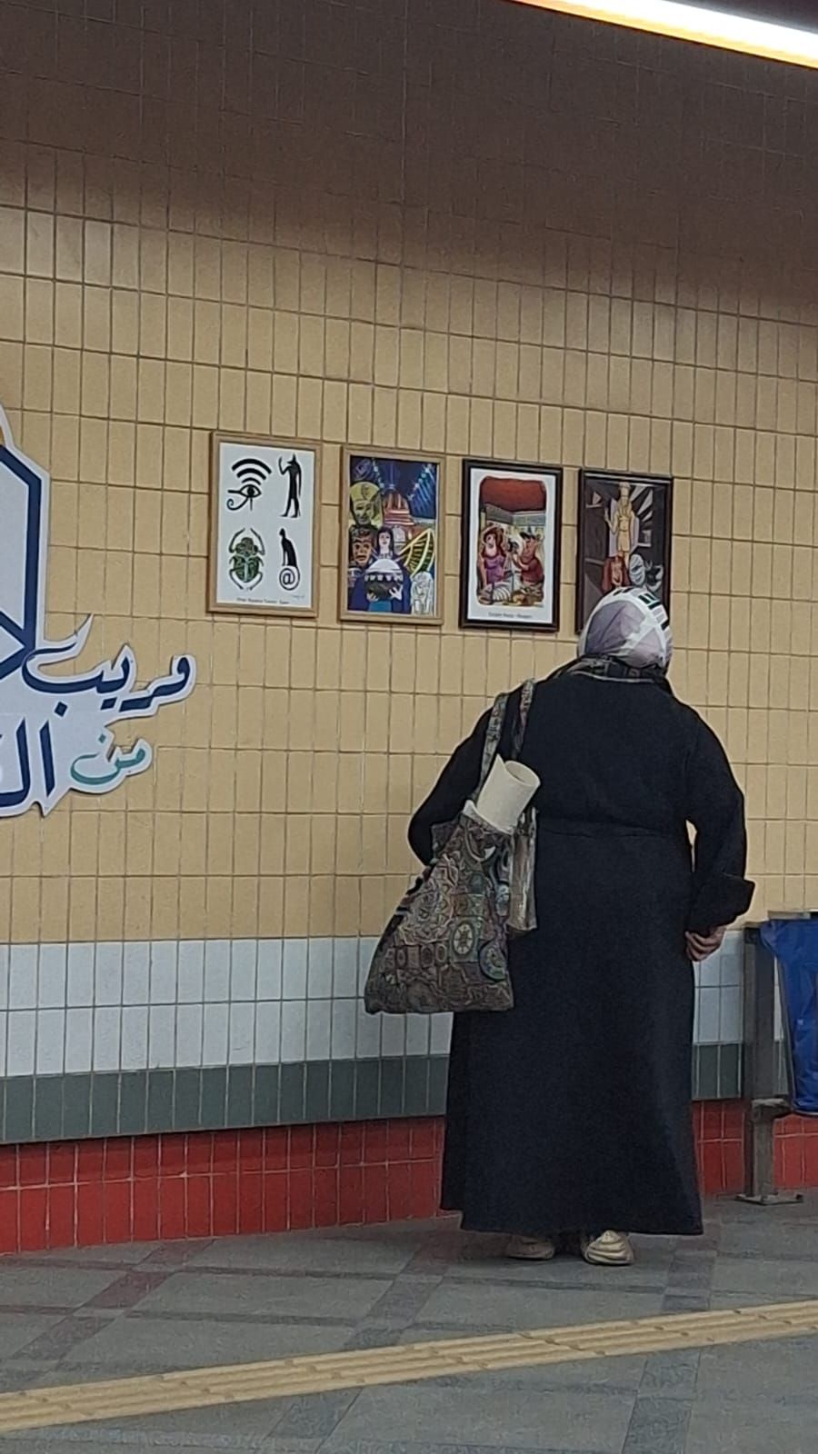 معرض كاريكاتير بمترو الأنفاق