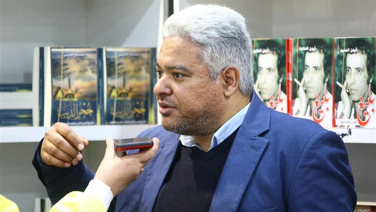 قرية بجوار أعظم متحف في العالم.. سامح فايز يوقع «حجر الديب» في معرض الكتاب