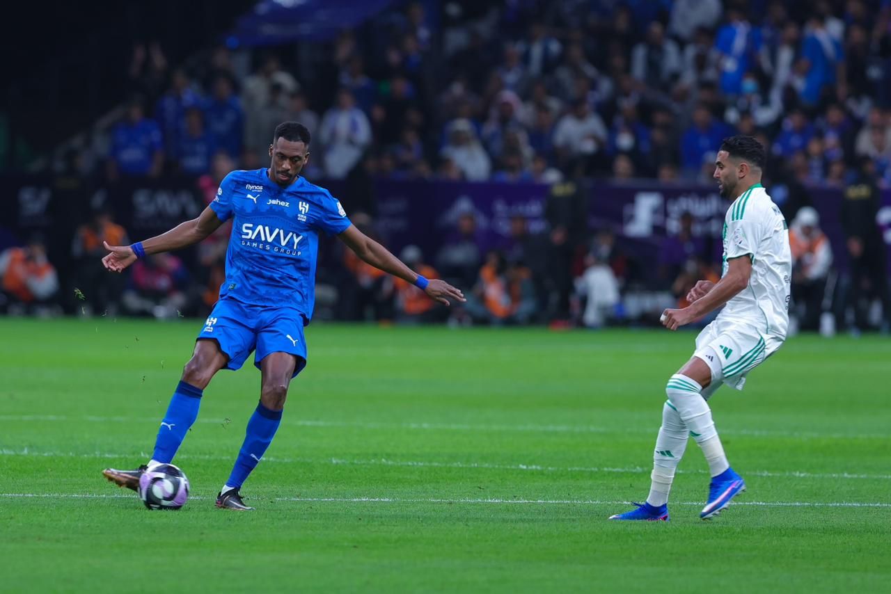 الهلال ضد الأهلي.. نهاية الشوط الأول بالتعادل السلبي بين الهلال والأهلي في دوري روشن السعودي