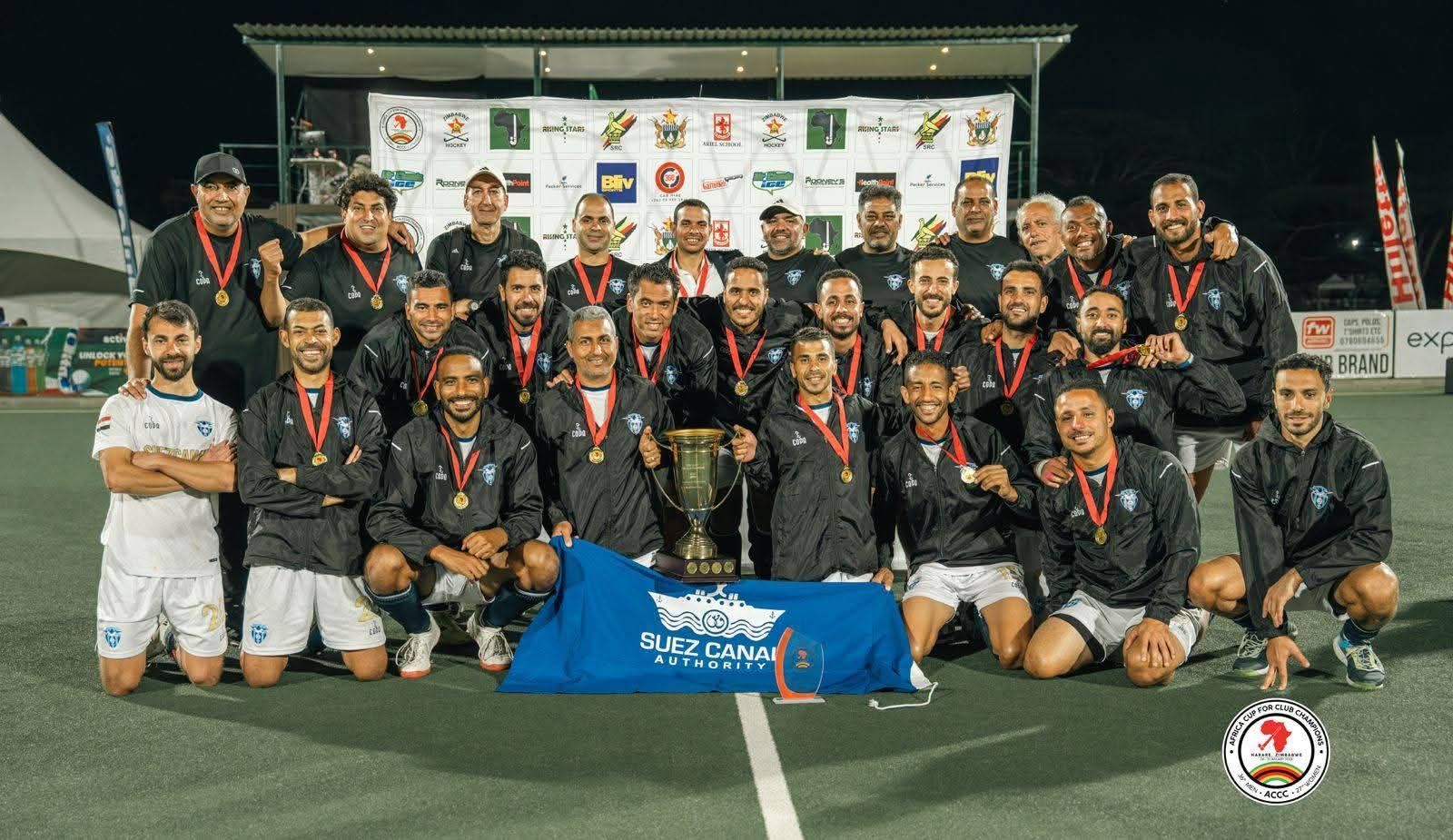 محمد عبدالعزيز يهنئ بورفؤاد بعد التتويج بكأس إفريقيا للهوكي