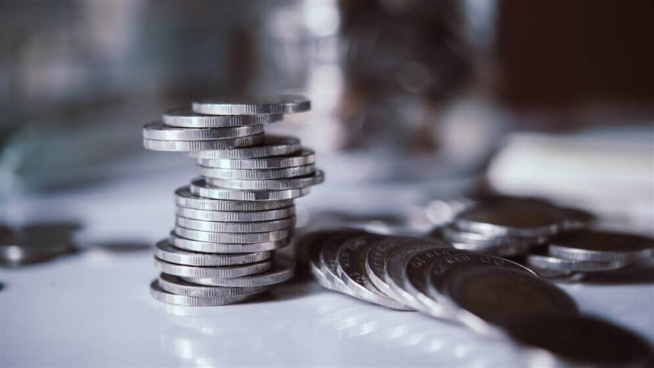 الفضة تخسر 13% من قيمتها العالمية.. وتسجل 74 دولارًا للأونصة اليوم