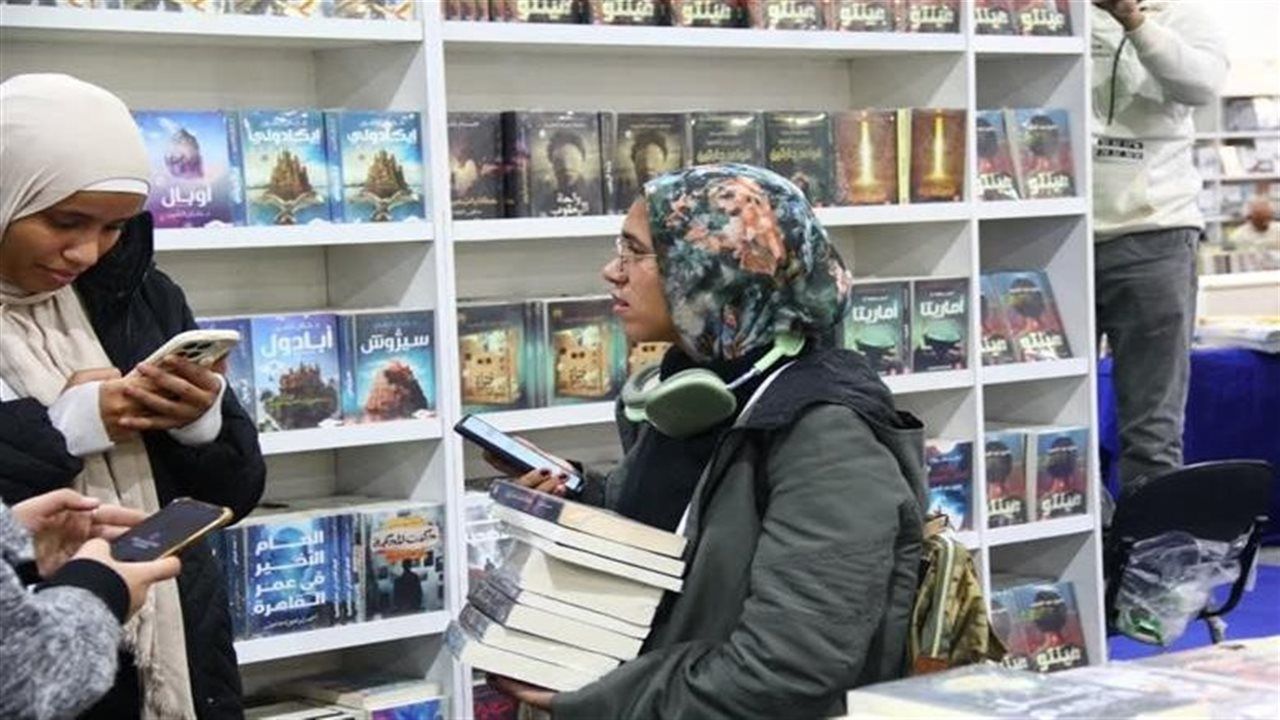 "باصات الكارتونة" بأسعار مضاعفة.. زوار معرض الكتاب يشتكون خدعة الأتوبيسات الوهمية