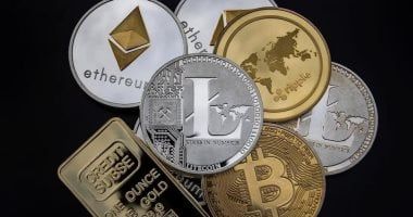 العملات المشفرة تحت الضغط.. بيتكوين قرب الـ75 ألف دولار وإيثريوم تتكبد خسائر