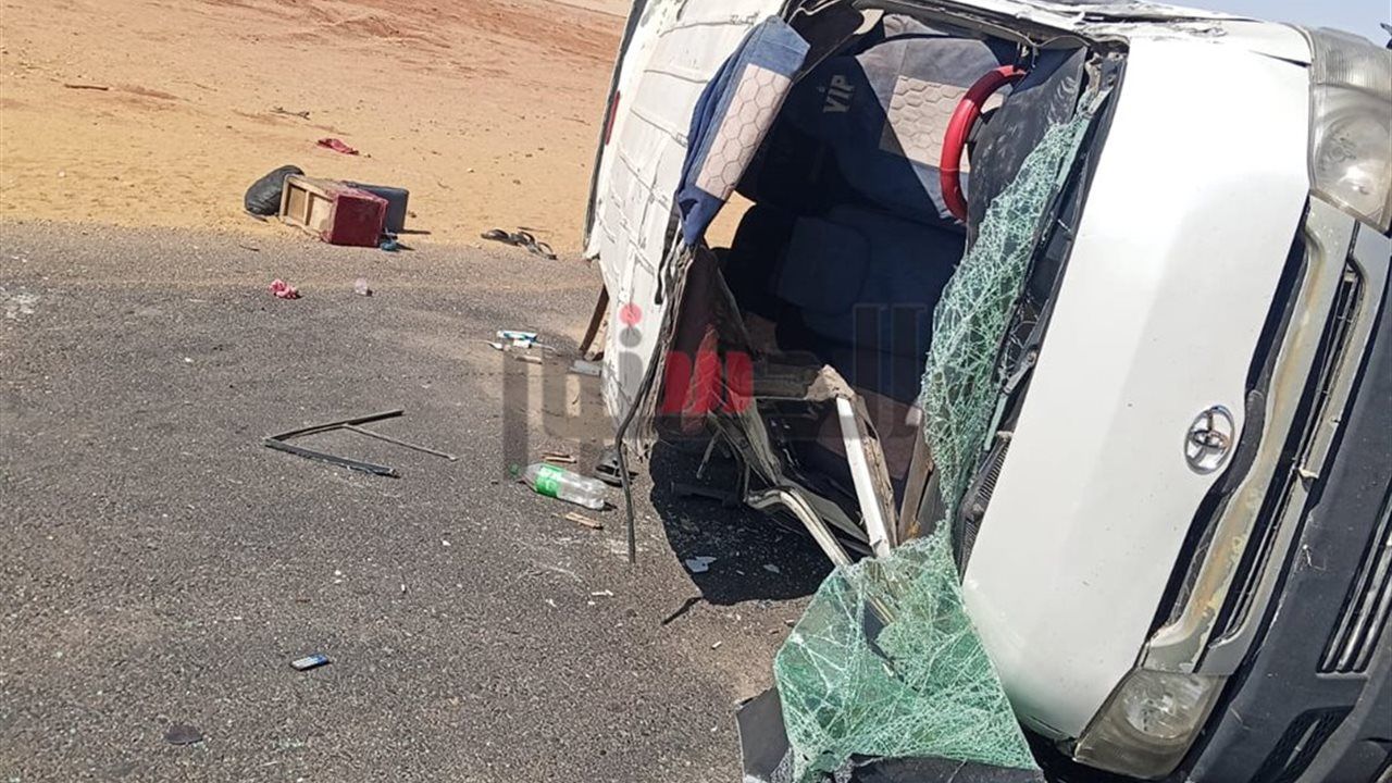 ارتفاع عدد وفيات حادث انقلاب ميكروباص الصحراوي لـ 6 أشخاص بأسوان