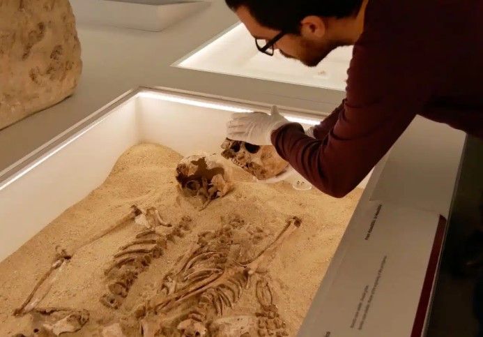 هيكل عظمى لفتاة عمره 12 ألف عام يكشف عن مرض التقزم فى إيطاليا