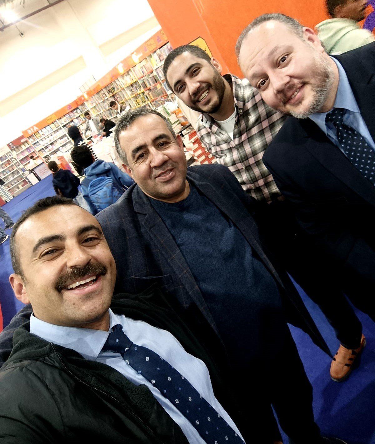 الروائى أيمن العايدى خلال حفل توقيع أحدث رواياته حى الفتارين (1)