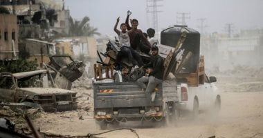 خان يونس تستقبل حافلة تقل فلسطينيين عائدين إلى القطاع