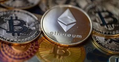 العملات الرقمية تتعافى بعد موجة بيع عنيفة وبيتكوين تقفز إلى 78 ألف دولار
