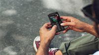 خيانة التكنولوجيا.. جيل زد يهرب من الخوارزميات ويعود إلى الهواتف الغبية