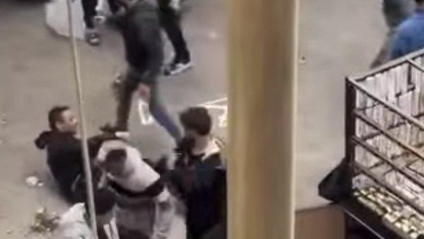 سنجة وشوم في وضح النهار.. فحص فيديو مشاجرة عنيفة بمنطقة فيصل