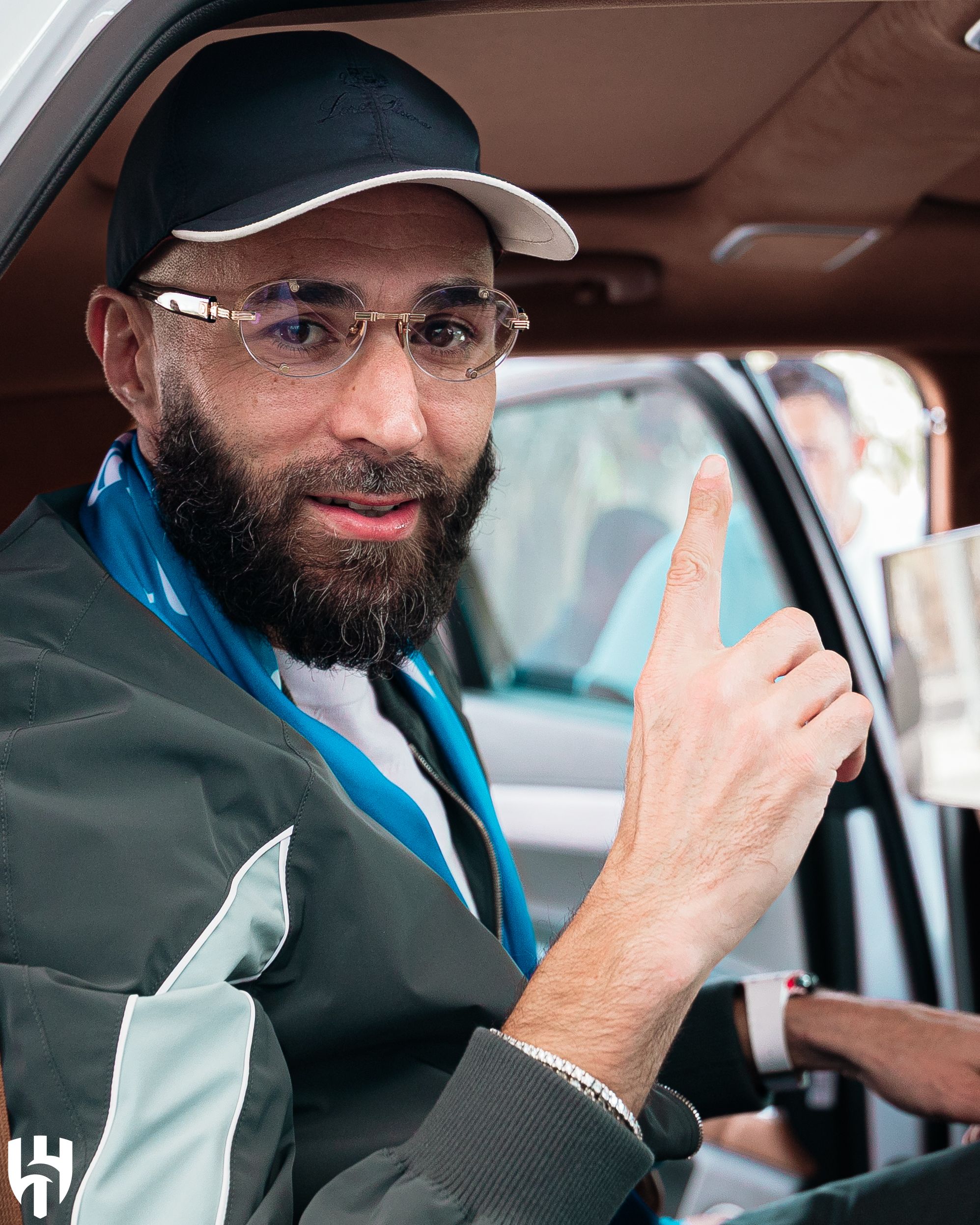 كريم بنزيما يصل الرياض للانضمام إلى الهلال السعودى.. صور