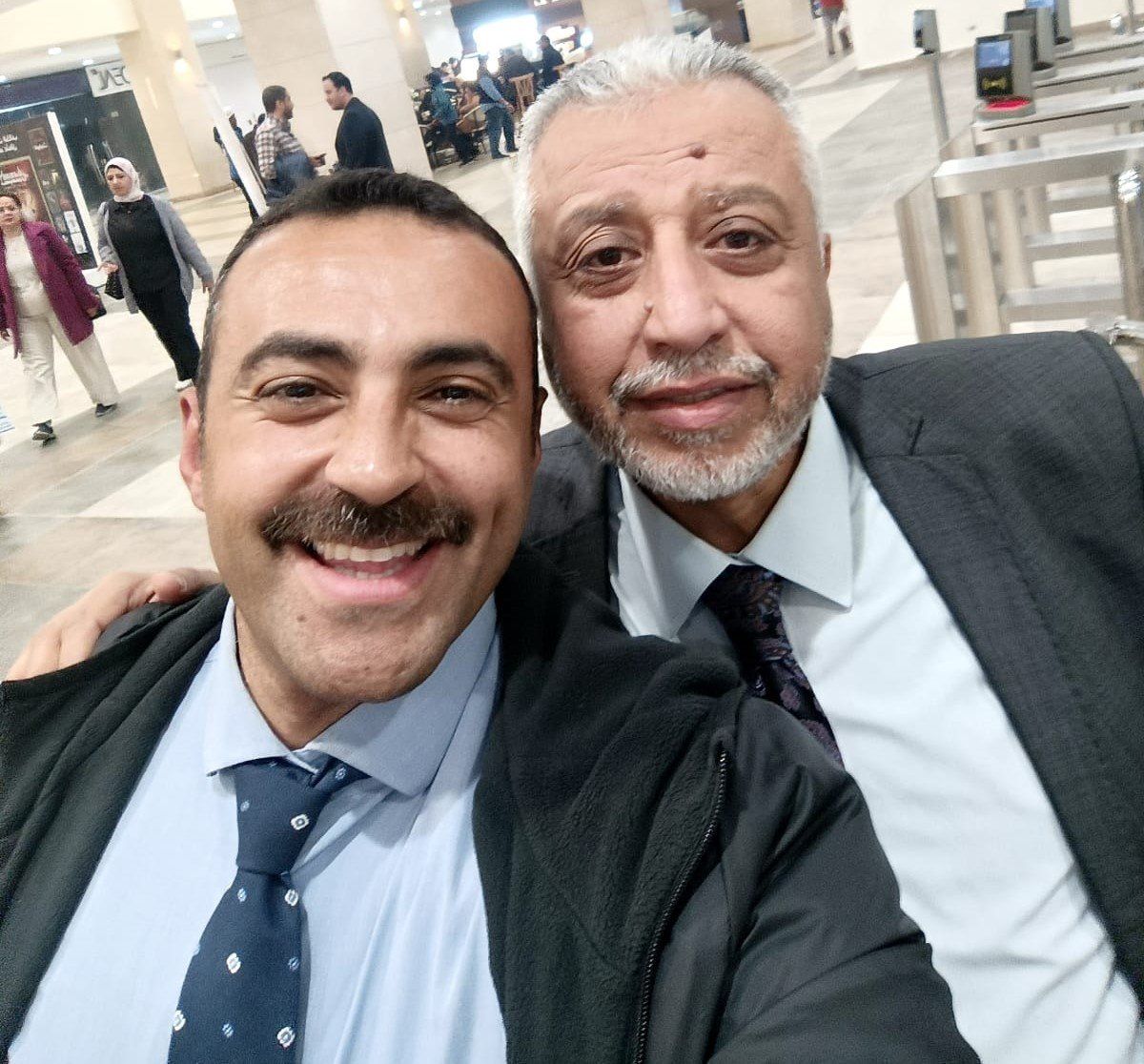 الروائى أيمن العايدى خلال حفل توقيع أحدث رواياته حى الفتارين (9)