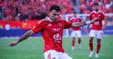 زيزو يغادر مباراة الأهلى والبنك بسبب الإصابة وحسين الشحات بديلا له