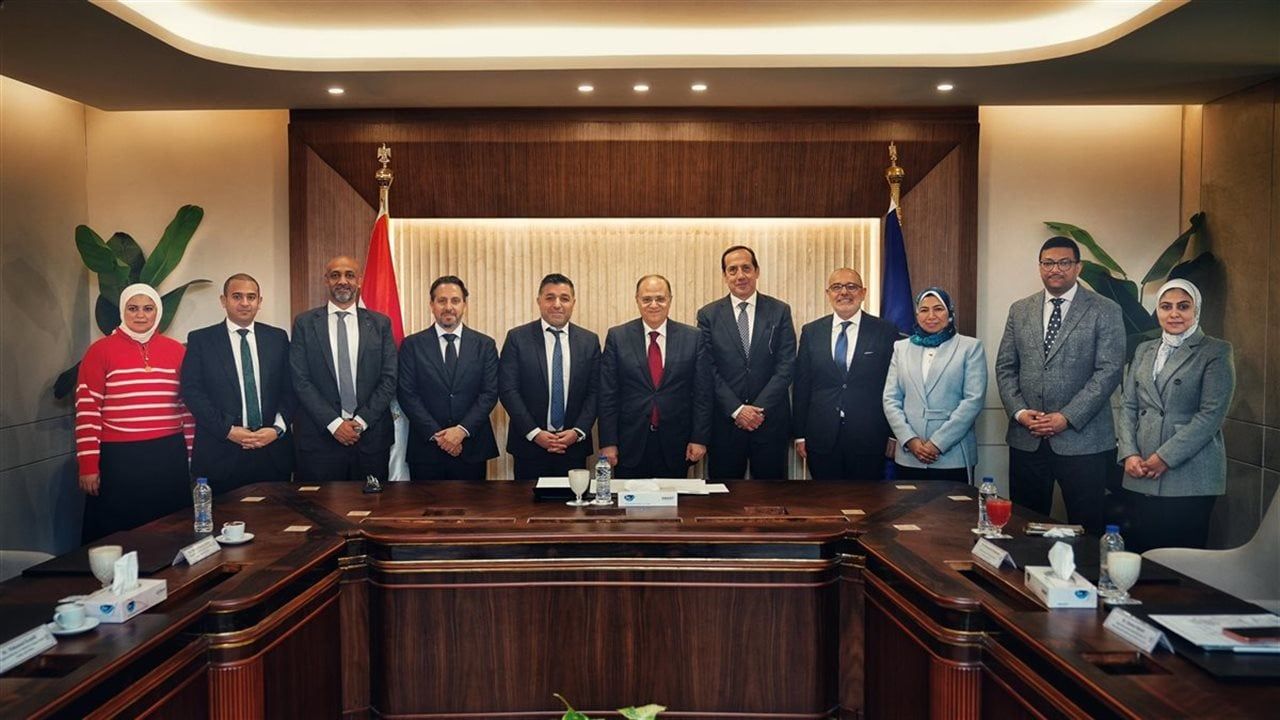 رئيس هيئة الدواء يبحث خطط توطين الصناعات الدوائية في مصر