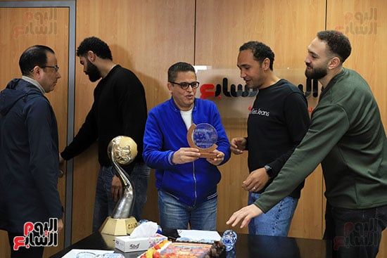 أستاذ عبد الفتاح عبد المنعم رئيس التحرير يسلم درع التكريم لمنتخب اليد